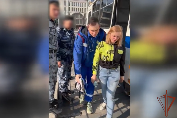 Росгвардейцы пришли на помощь потерявшей сознание на одной из улиц Москвы девушке (видео)