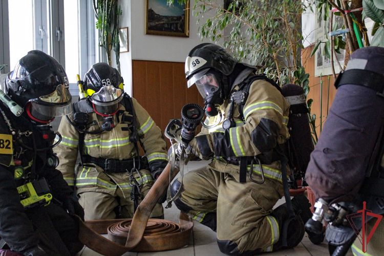 Совместные учения сотрудников Росгвардии и МЧС состоялись в Москве