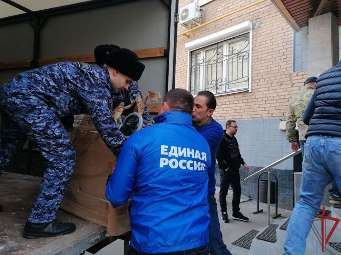 Сотрудники Росгвардии приняли участие в отправке гуманитарной помощи