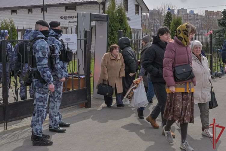 Столичные Росгвардейцы обеспечили безопасность прибытия благодатного огня и пасхальных богослужений