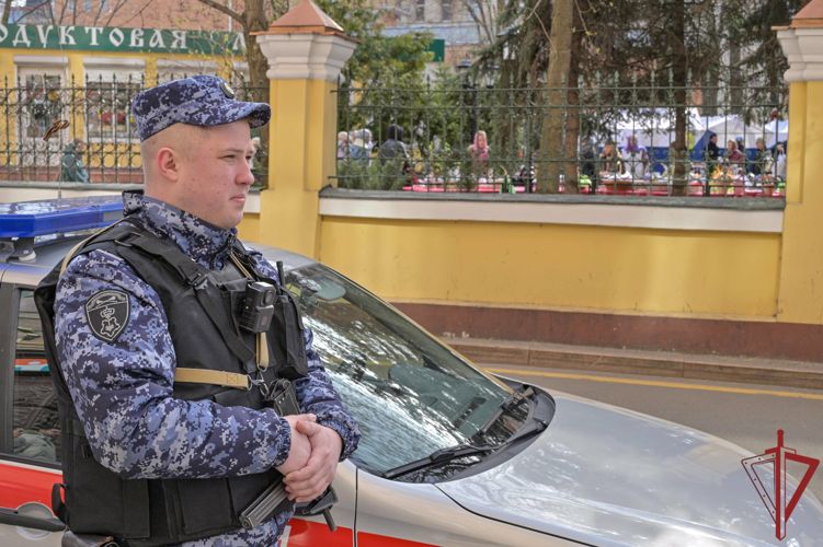 Столичные Росгвардейцы обеспечили безопасность прибытия благодатного огня и пасхальных богослужений