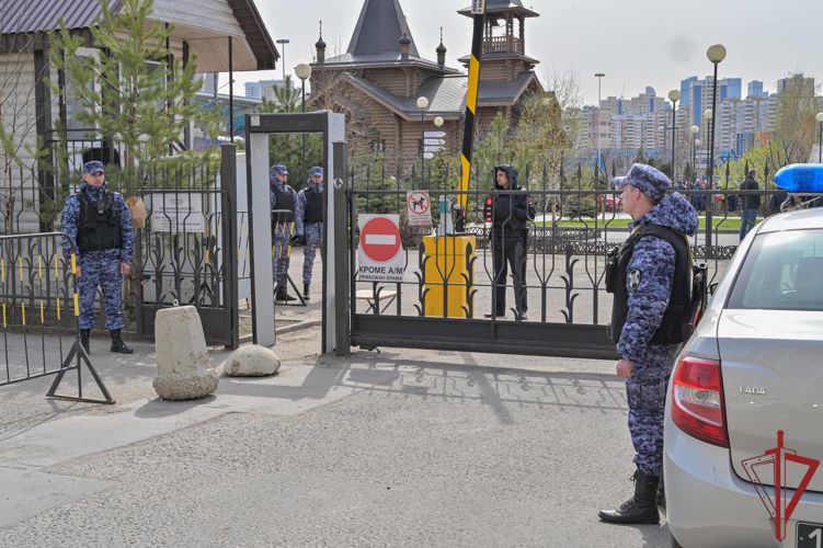 Столичные Росгвардейцы обеспечили безопасность прибытия благодатного огня и пасхальных богослужений