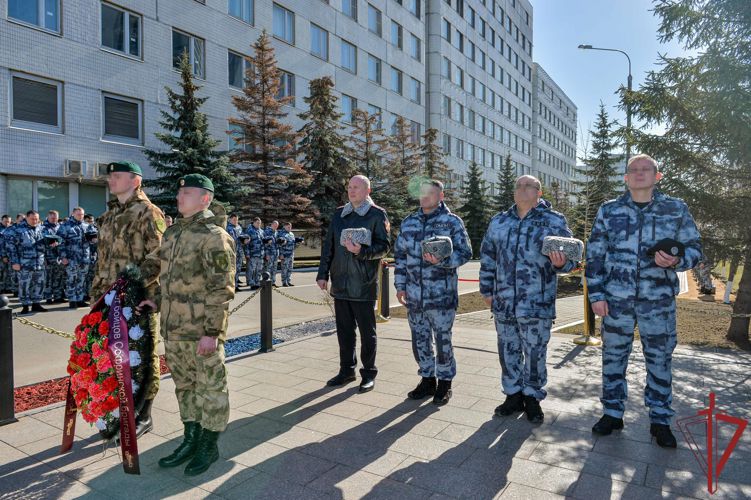 В Москве сотрудники ОМОН«Авангард» открыли аллею славы в день памяти погибших боевых товарищей