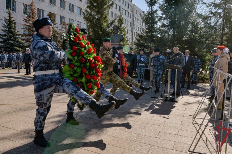 В Москве сотрудники ОМОН«Авангард» открыли аллею славы в день памяти погибших боевых товарищей