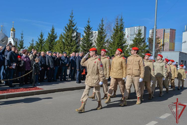 В Москве сотрудники ОМОН«Авангард» открыли аллею славы в день памяти погибших боевых товарищей
