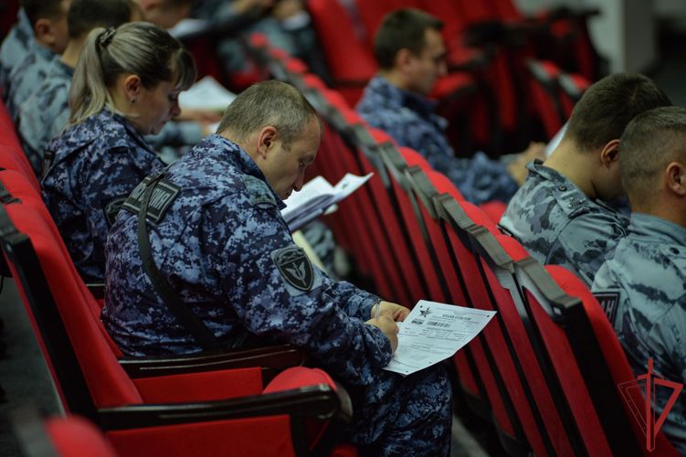 Сотрудники и военнослужащие столичного главка Росгвардии присоединились к акции «Диктант Победы»