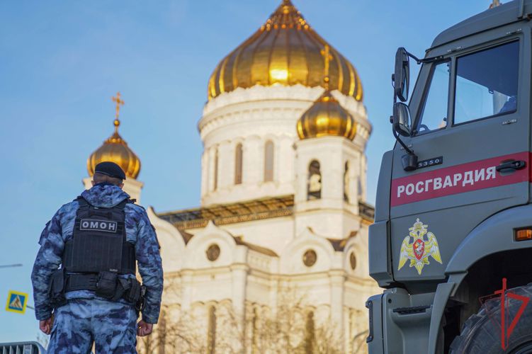 Столичные Росгвардейцы обеспечили безопасность прибытия благодатного огня и пасхальных богослужений