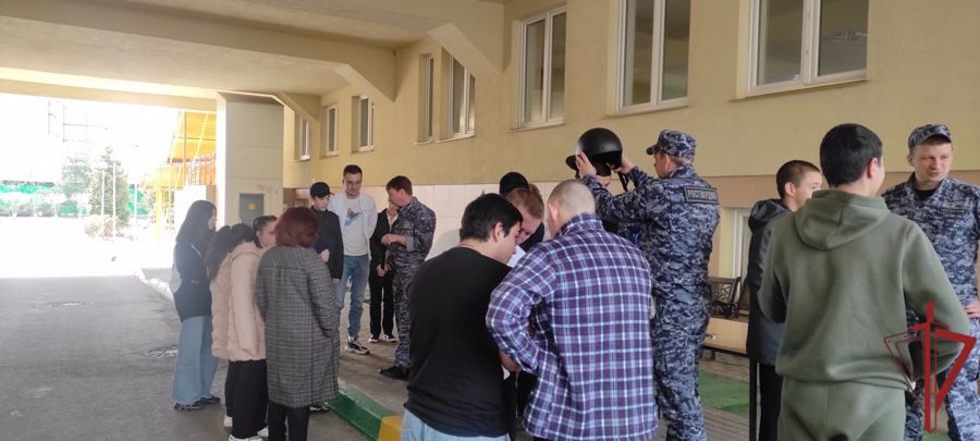 Столичные Росгвардейцы провели патриотическое мероприятие в социально-реабилитационном центре
