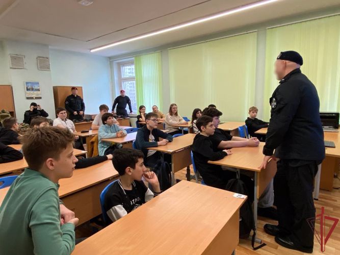 Офицеры СОБР «Столица» провели урок мужества для школьников