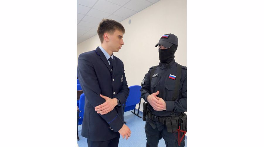 Московский спецназ Росгвардии провел занятие со студентами по антитеррористической безопасности