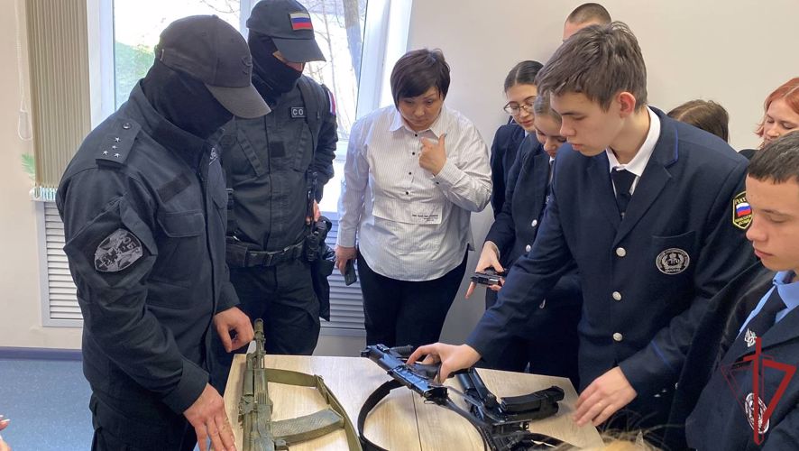 Московский спецназ Росгвардии провел занятие со студентами по антитеррористической безопасности