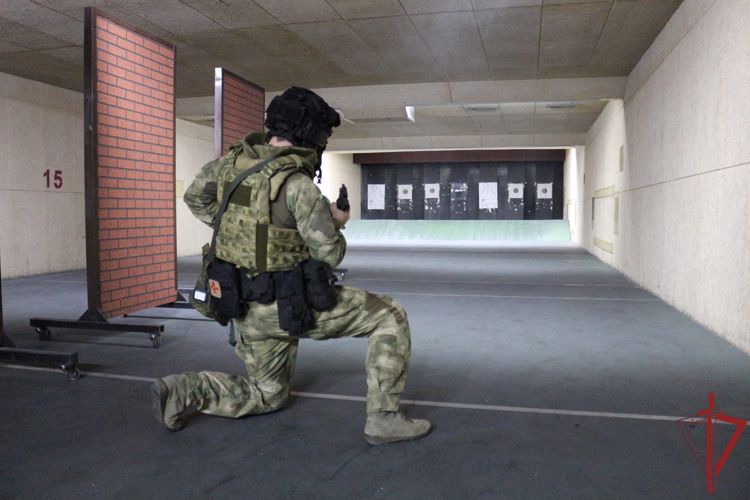 В столичном главке прошли соревнования по служебному двоеборью среди сотрудников СОБР «Столица»
