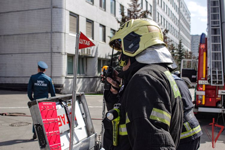 Совместные учения сотрудников Росгвардии и МЧС состоялись в Москве
