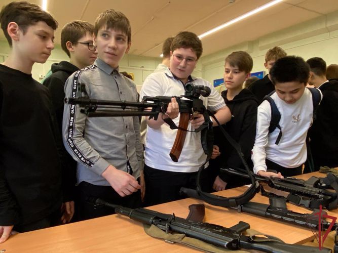 Офицеры СОБР «Столица» провели урок мужества для школьников