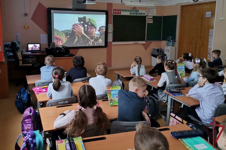 Московские Росгвардейцы провели уроки мужества для школьников