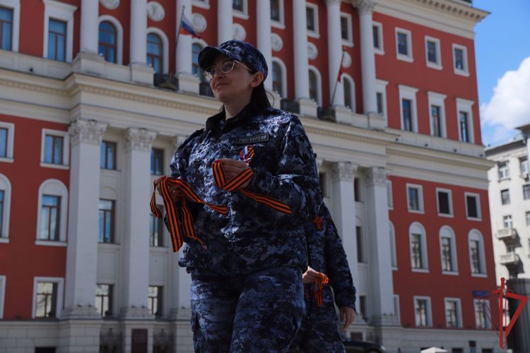 Сотрудники Росгвардии присоединились к всероссийской акции «Георгиевская ленточка» в Москве