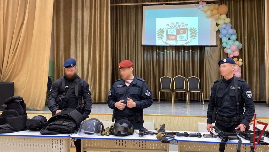 Сотрудники СОБР Росгвардии провели Уроки мужества для московских школьников