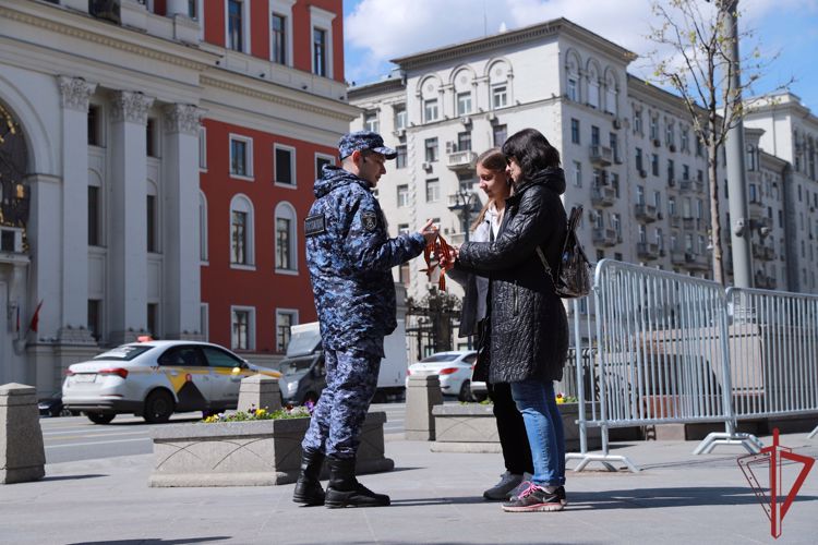 Сотрудники Росгвардии присоединились к всероссийской акции «Георгиевская ленточка» в Москве