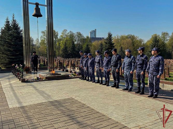 В преддверии 9 мая столичные росгвардейцы приняли участие во всероссийском субботнике по благоустройству памятных мест