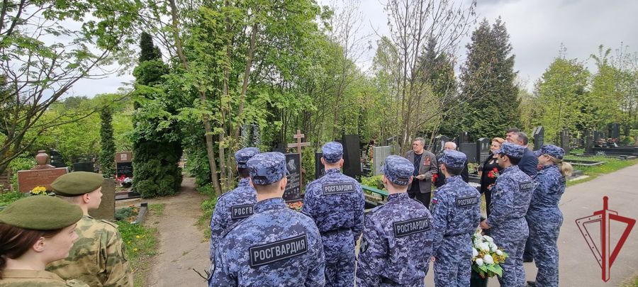 Память Героя СССР С.Х. Зайцева в день его рождения почтили росгвардейцы на Троекуровском кладбище Москвы