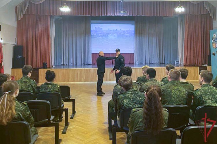 Спецназовцы провели урок безопасности для кадетов московской школы