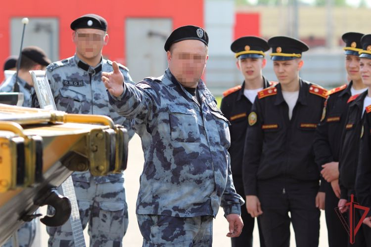 Спецназовцы провели День открытых дверей для московских кадетов