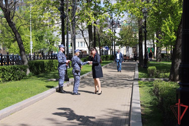 Сотрудники Росгвардии присоединились к всероссийской акции «Георгиевская ленточка» в Москве
