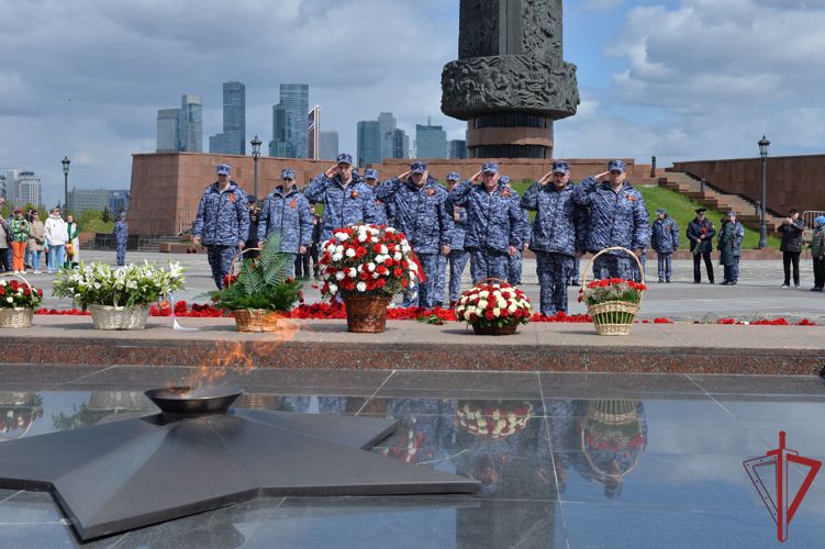 Росгвардейцы почтили память героев Великой Отечественной войны на Поклонной горе