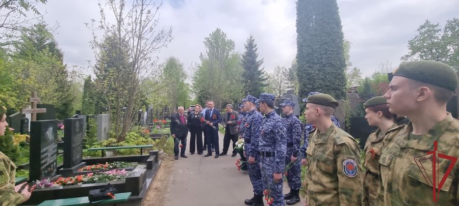 Память Героя СССР С.Х. Зайцева в день его рождения почтили росгвардейцы на Троекуровском кладбище Москвы
