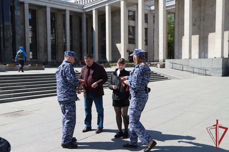 Сотрудники Росгвардии присоединились к всероссийской акции «Георгиевская ленточка» в Москве