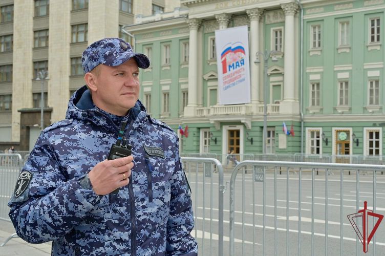 Росгвардейцы обеспечили безопасность в День труда на территории Москвы