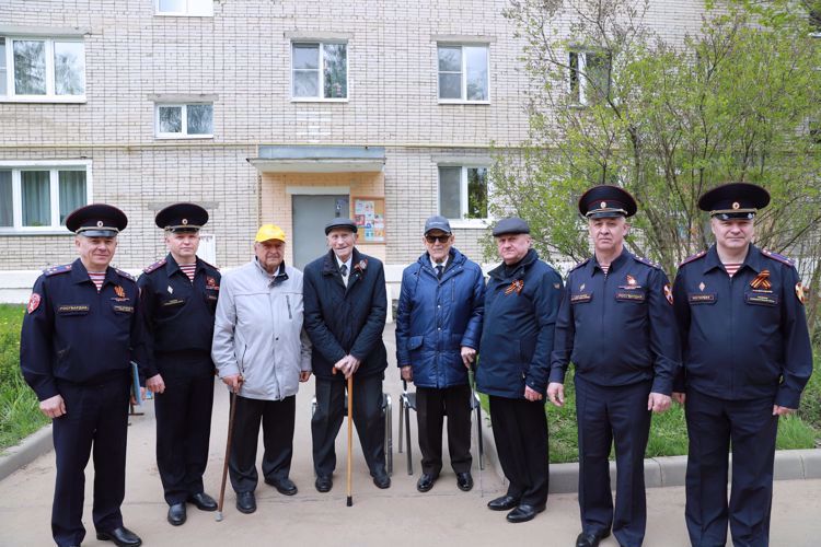 Акцию «Парад у дома ветерана» провели столичные росгвардейцы