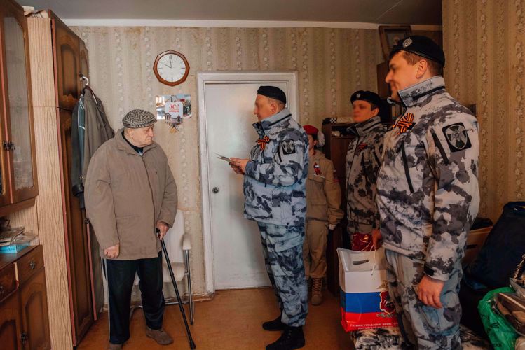Акцию «Парад у дома ветерана» провели столичные росгвардейцы