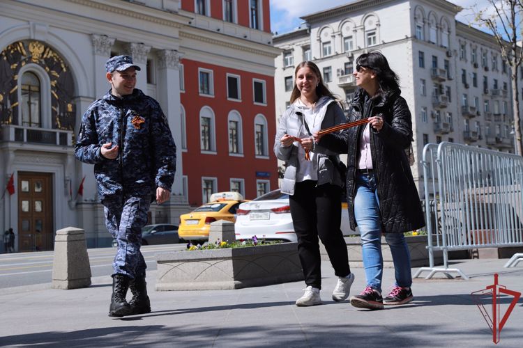 Сотрудники Росгвардии присоединились к всероссийской акции «Георгиевская ленточка» в Москве