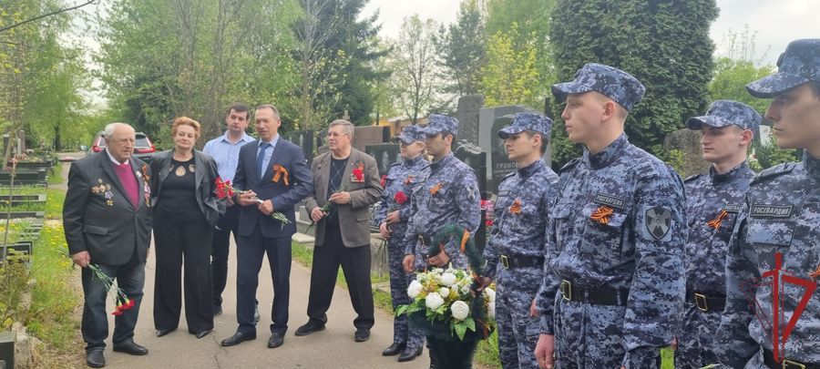 Память Героя СССР С.Х. Зайцева в день его рождения почтили росгвардейцы на Троекуровском кладбище Москвы