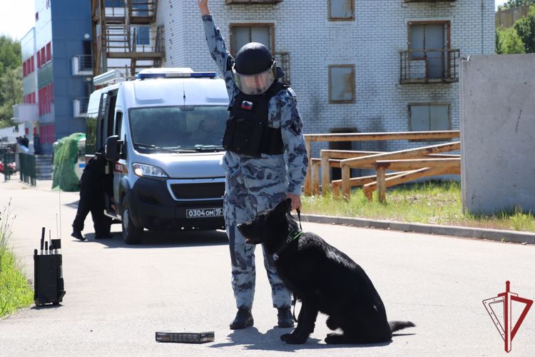 Сотрудники Росгвардии организовали праздник для детей сотрудников и военнослужащих в Москве