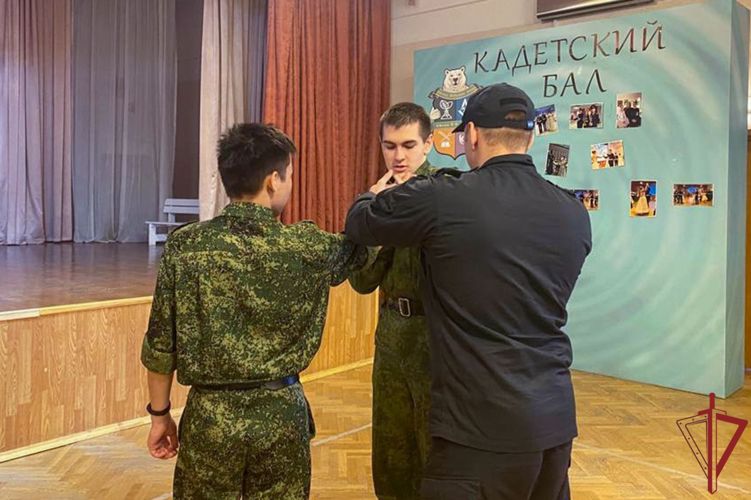Спецназовцы провели урок безопасности для кадетов московской школы