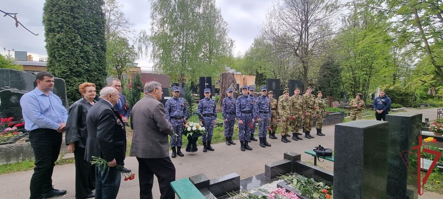 Память Героя СССР С.Х. Зайцева в день его рождения почтили росгвардейцы на Троекуровском кладбище Москвы