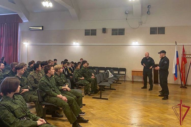 Спецназовцы провели урок безопасности для кадетов московской школы