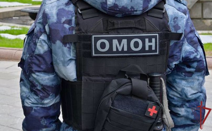 Бойцы ОМОН эвакуировали людей из горящего торгового центра в Москве