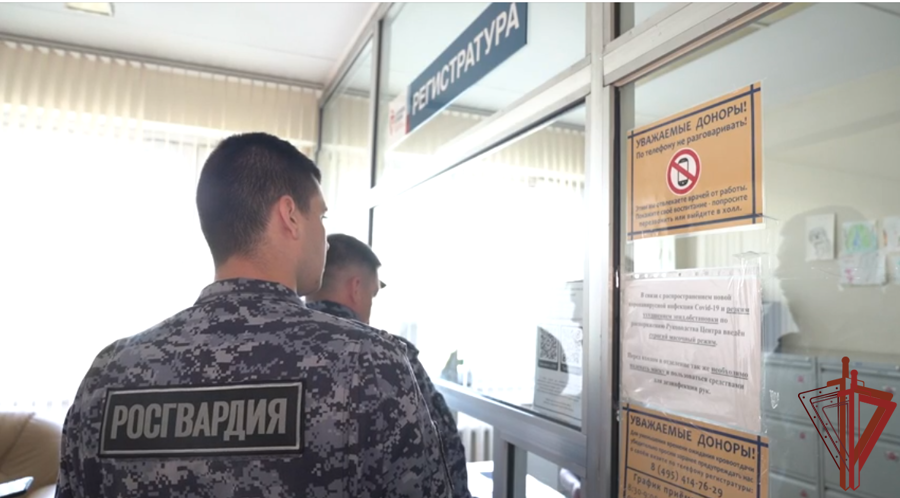 В преддверии Всемирного дня донора росгвардейцы сдали кровь в Москве