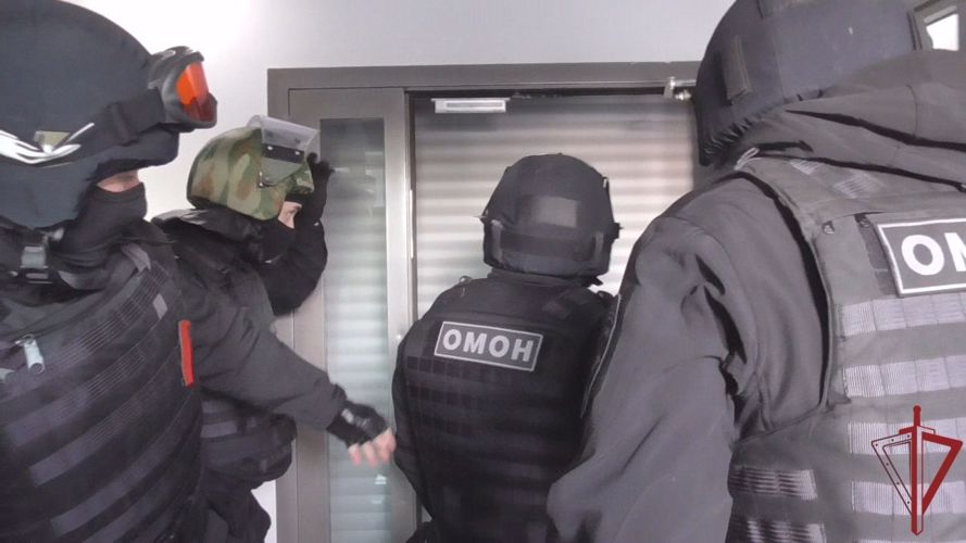 Подозреваемых в коммерческом подкупе на миллионы рублей задержал ОМОН Росгвардии в Москве