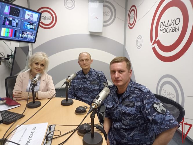 Росгвардейцы рассказали радиослушателям об охране объектов образования столицы