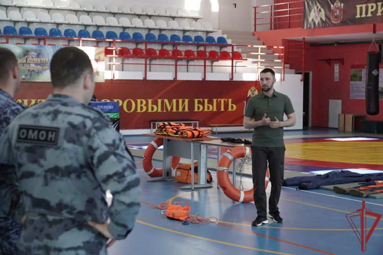 В столичном главке Росгвардии отработали навыки спасения на воде