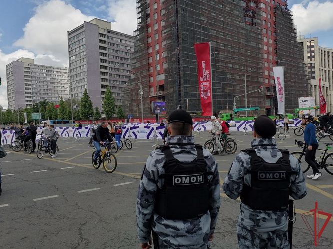 Столичные росгвардейцы обеспечили безопасность на весеннем велофестивале