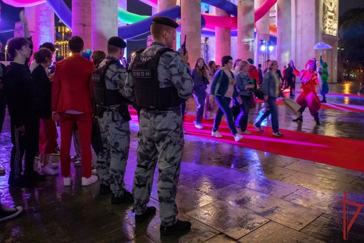 Росгвардейцы обеспечили безопасность выпускных вечеров в Москве