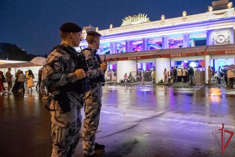 Росгвардейцы обеспечили безопасность выпускных вечеров в Москве