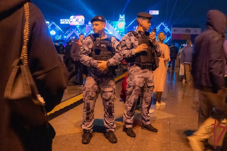 Росгвардейцы обеспечили безопасность выпускных вечеров в Москве