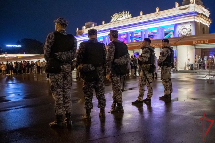 Росгвардейцы обеспечили безопасность выпускных вечеров в Москве
