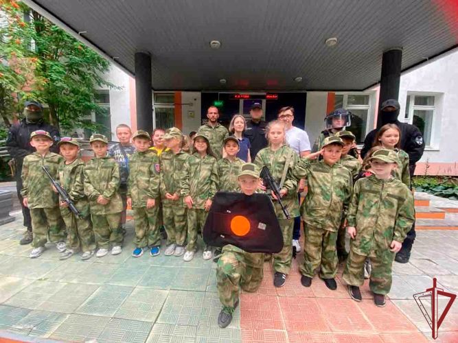 Занятие ко Дню физкультурника провел столичный спецназ Росгвардии для детей